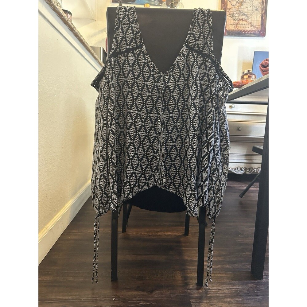 Women’s IZ Byer Cold Shoulder Blouse Size L Black White Geometric Print
